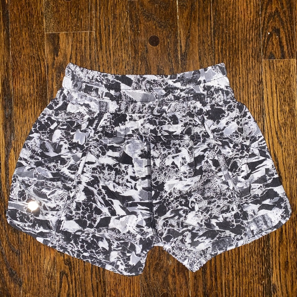 NWOT Lululemon Tracker Short 4” Black/White Print